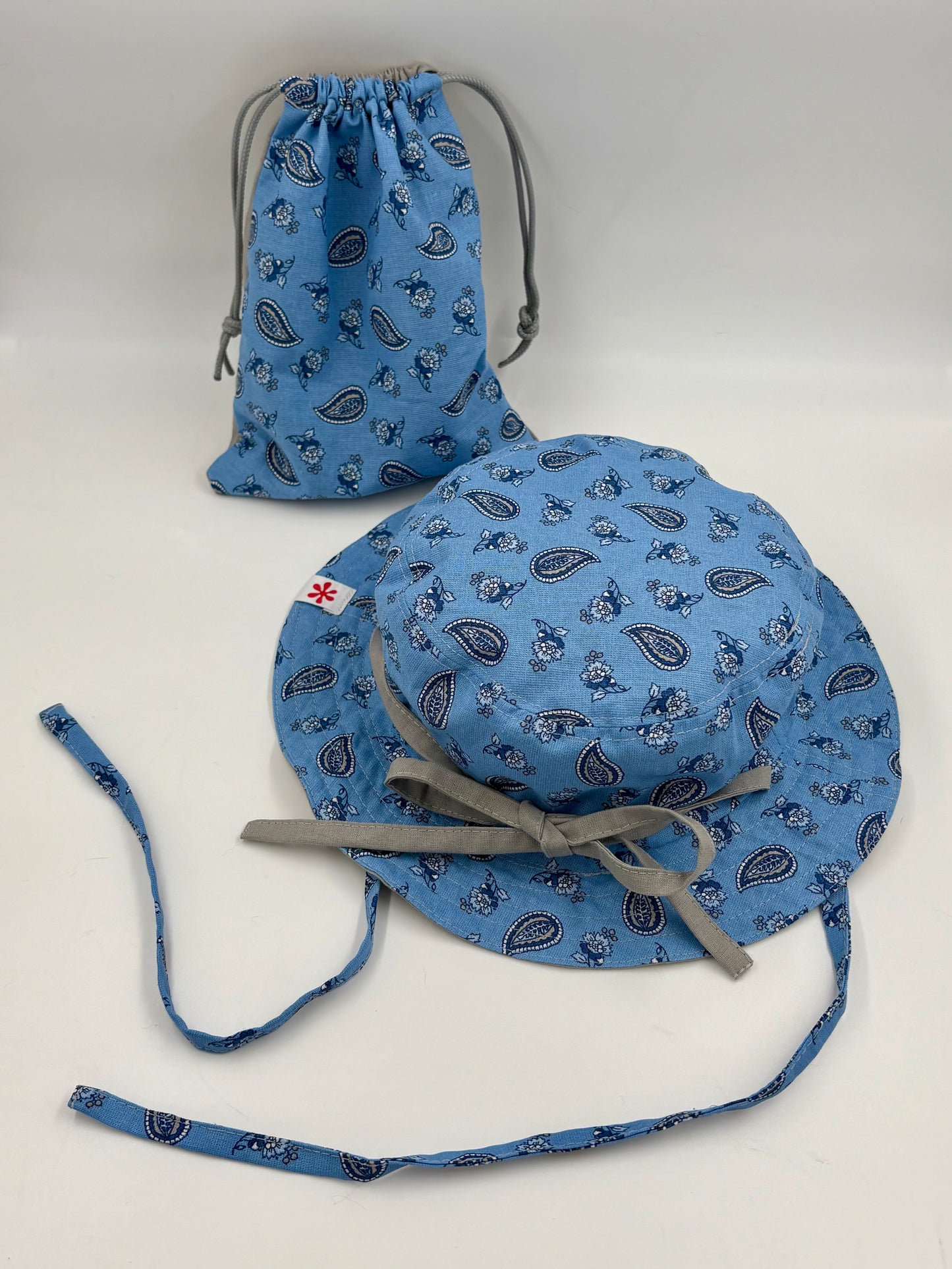 Bob réversible ficelles « Motifs » + Pochon assorti - Nourrisson/Enfant